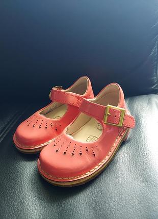 Дитячі  шкряні лакові туфлі clarks 18,5-19 розмір