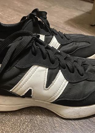 Кросівки жіночі