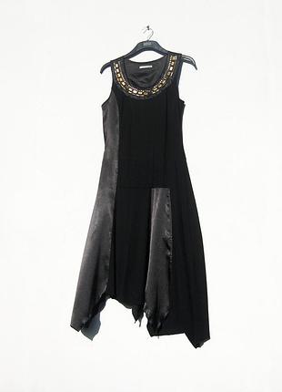Элегантное красивое чёрное платье с украшением