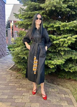 Стильна сучасна дизайнерська вишиванка чорного кольору довжини міді