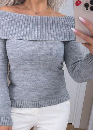 Женская вязаная кофта с открытыми плечами декольте
