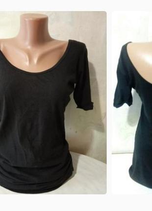 Стильная, брендовая футболка с глубоким, широким вырезом