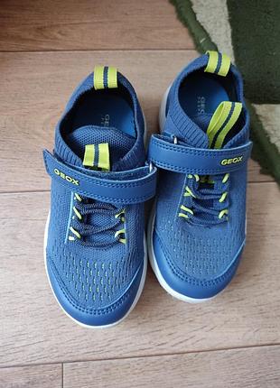 Легкие кроссовки детские