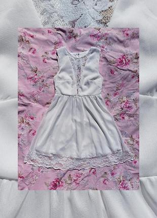 Белое платье с разрезом на спине и кружевом