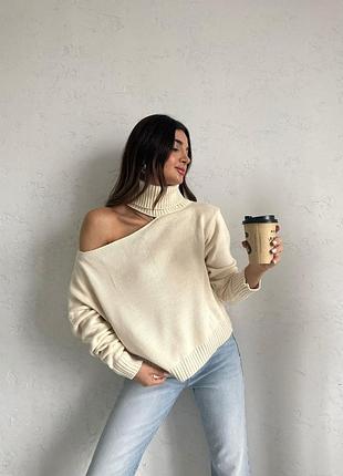 Турецький молочний оверсайз світер светр під горло з розрізом на плечі відкритим плечем