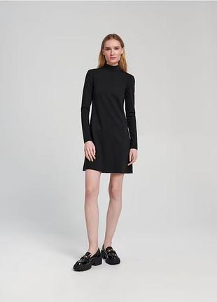 Чорна міні сукня трапеція з коміром стійкою s-m