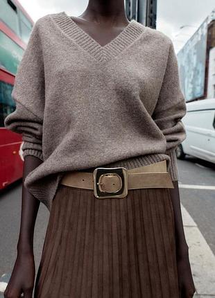 М'який трикотажний светр з v-подібним коміром