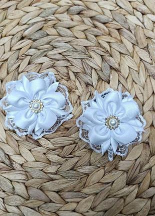 Детские резинки для волос с цветами ручной работы в белом цвете (цена за пару)