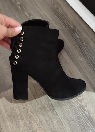 Чоботи в ідеальному стані.