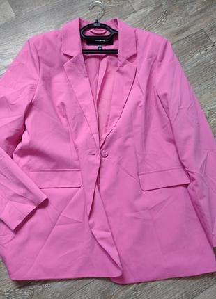 Стильный пиджак, жакет 
известный бренд.
лиловый цвет, удлиненная модель.