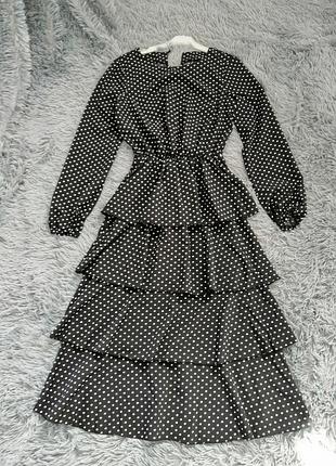 Довжини міді сукні у горох з воланами