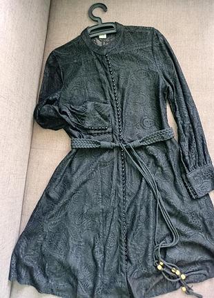 Трендова мереживна сукня з актуальним поясом з гудзтками-перлинками