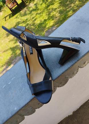 Босоножки кожаные