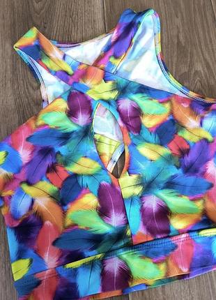 Яркий очень красивый топ