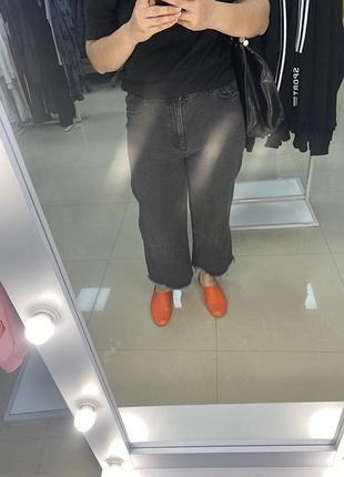 Вкорочені сіро чорні джинси труби з необробленими краями