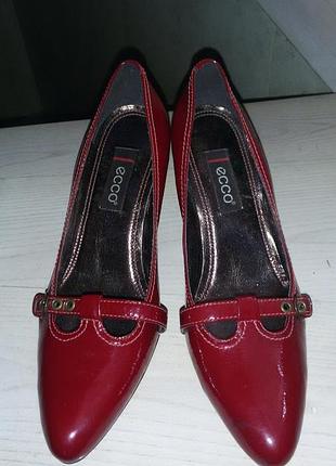 Ecco - елегантні шкіряні червоні туфлі розмір  38  (24,6см)