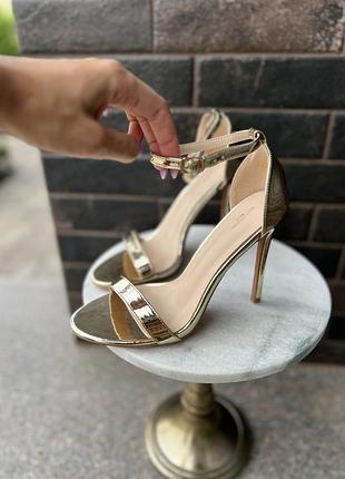 Класичні елегантні босоніжки з ремінцем