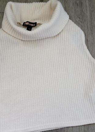 Жилет цвета белый ванили и слоновой кости с матовым узором в рубчик