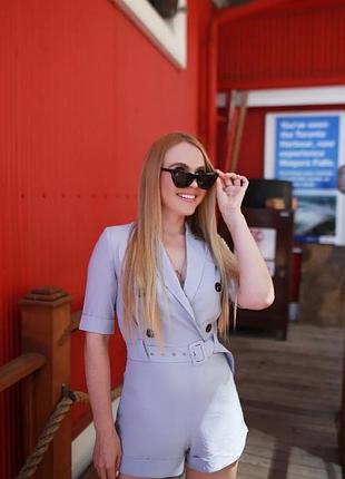 Светло серый комбинезон с шортами и ремнем