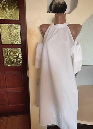 Белоснежное платье с обнаженными плечи