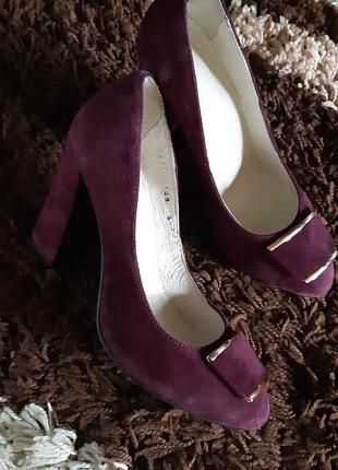 Замшевые женские туфли .