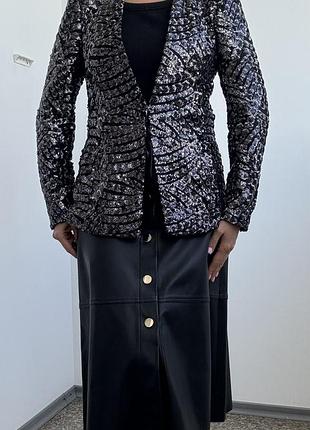 Ошатний жакет з лелітками та акцентними плечима