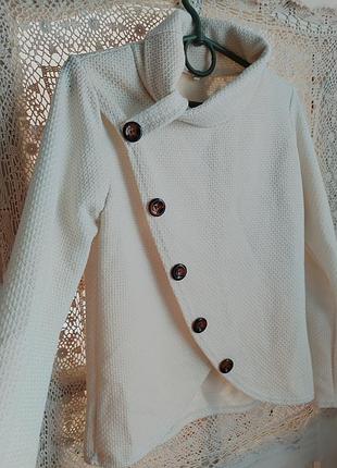 Гарний светр молочного кольору в стилі old money.