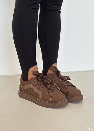 Кросівки жіночі