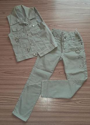 Красивый джинсовый костюм на девочку жилетка и джинсы