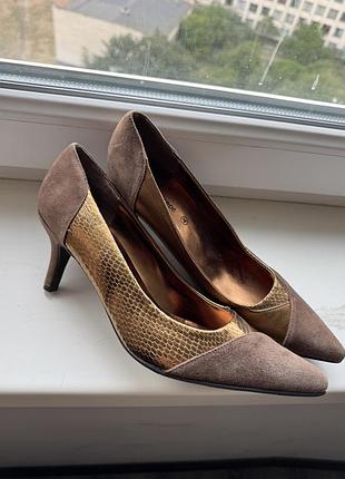 Туфлі човники лодочки замшеві шкіряні шоколадно золоті гострий ніс зміїне тиснення принт 37 розмір