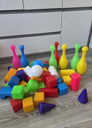 Кубики і дитячій боулінг