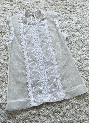 Молочна блузка в сіточку під піджак