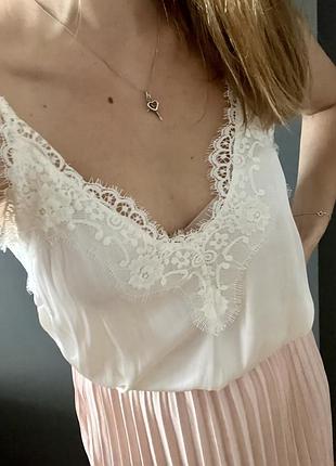 Елегантний топ-майка в білизняному стилі.топ на тонких бретелях
