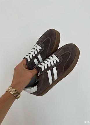 Жіночі кросівки