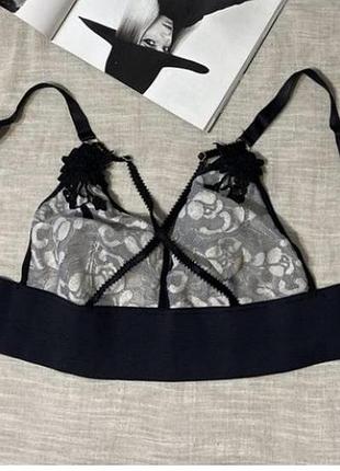 Крутий оригінальнмй бюст з прекрасною декорацією як новий на чашці подвійна тканина розмір - 48/4xl довжина - 83 см (тягнеться до 100