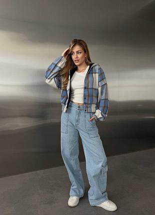 Бомбер женский с двойным капюшоном в клетку.