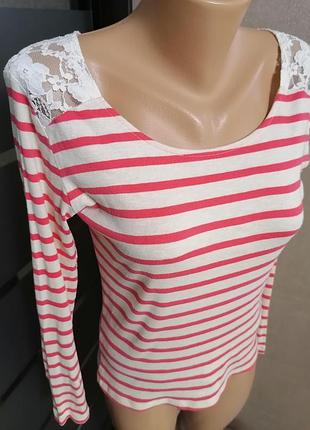 Жіночий смугастий лонгслів з мереживом