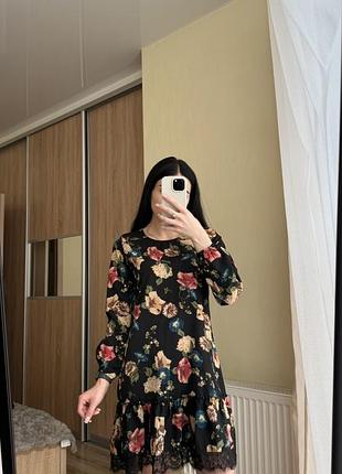 Жіноча сукня з квітковим принтом і мереживом