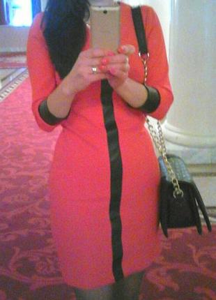 Красивое красное платье