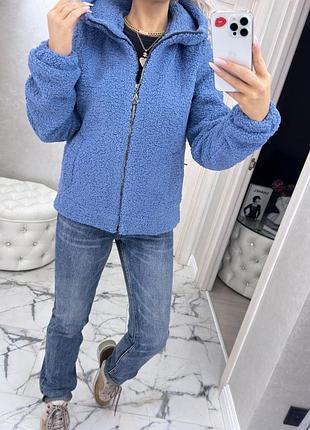 Женская короткая укороченная куртка баранец с капюшоном голубая весна