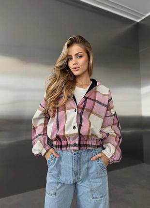 Бомбер жіночий з подвійним капюшоном у клітинку.