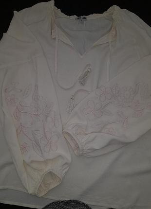 Новая блузка с вышивкой из вискозы