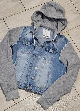 Стильный джинсовый пиджак с капюшоном