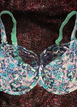 Красивий бюстгальтер на пишний бюст.