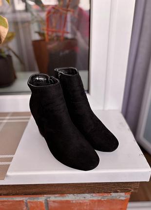 Жіночі ботинки на підборах