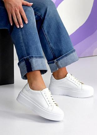 Кроссовки на утолщенной подошве