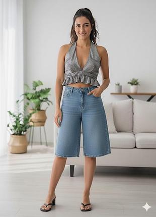 Короткий топ срібний з воланом баскою