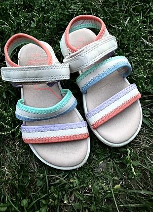 Продам босоніжки на дівчинку