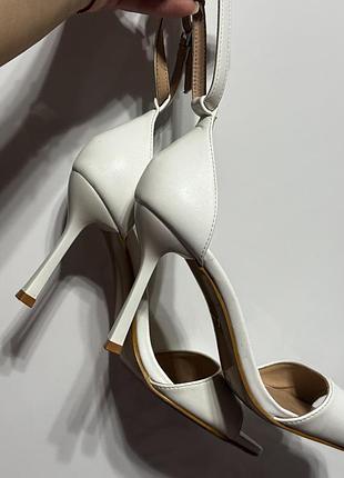 Білі босоніжки