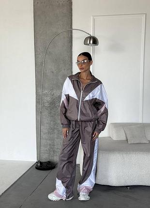 Стильний жіночий спортивний костюм з плащівки